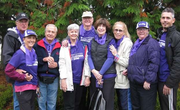 PanCAN捐赠者苏珊布朗和朋友在PanCAN PurpleStride walk.